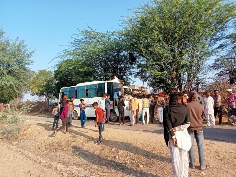 स्कूल बस व ट्रैक्टर लोडर में भिड़ंत, एक दर्जन बच्चे घायल