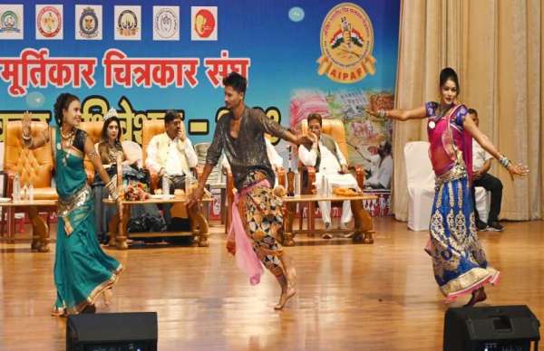 छत्तीसगढ़ी गानों में लोक कलाकारों ने अपनी कला का प्रदर्शन किया 