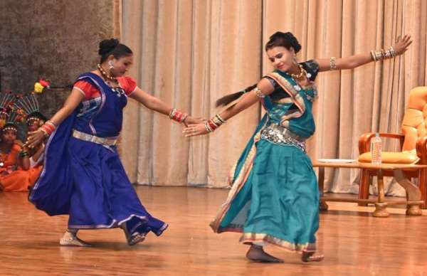 छत्तीसगढ़ी गानों में लोक कलाकारों ने अपनी कला का प्रदर्शन किया 