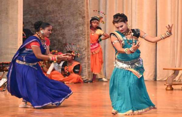 छत्तीसगढ़ी गानों में लोक कलाकारों ने अपनी कला का प्रदर्शन किया 