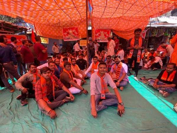 अंबाजी मंदिर...थम नहीं रहा प्रसाद का विवाद, विहिप का प्रदर्शन