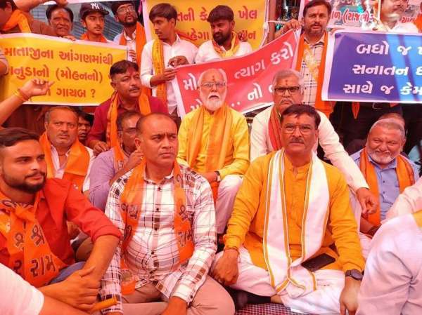 अंबाजी मंदिर...थम नहीं रहा प्रसाद का विवाद, विहिप का प्रदर्शन