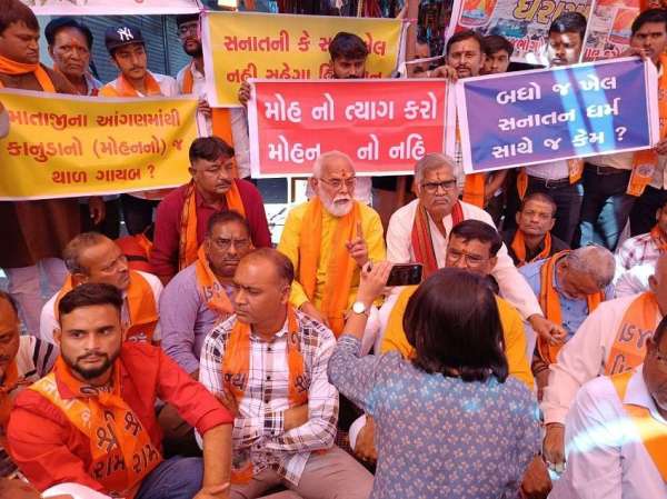 अंबाजी मंदिर...थम नहीं रहा प्रसाद का विवाद, विहिप का प्रदर्शन