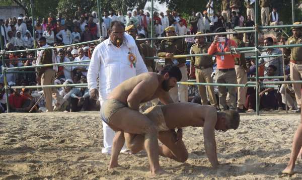 राजाखेड़ा के प्रसिद्ध चौथ के दंगल में देशभर के पहलवानों ने आजमाए दांव.... देखें तस्वीरें