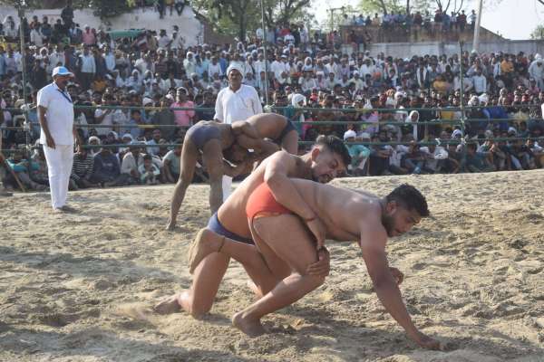 राजाखेड़ा के प्रसिद्ध चौथ के दंगल में देशभर के पहलवानों ने आजमाए दांव.... देखें तस्वीरें