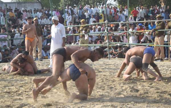 राजाखेड़ा के प्रसिद्ध चौथ के दंगल में देशभर के पहलवानों ने आजमाए दांव.... देखें तस्वीरें