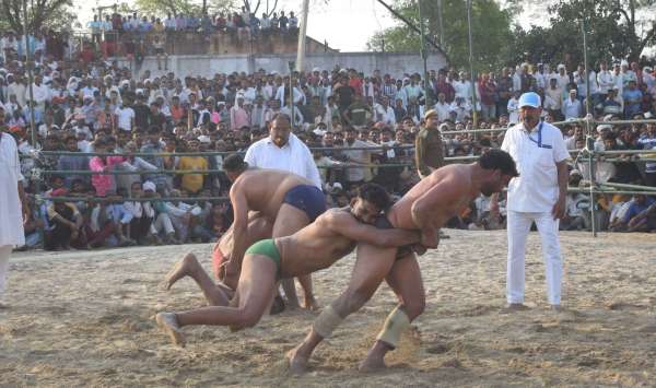 राजाखेड़ा के प्रसिद्ध चौथ के दंगल में देशभर के पहलवानों ने आजमाए दांव.... देखें तस्वीरें