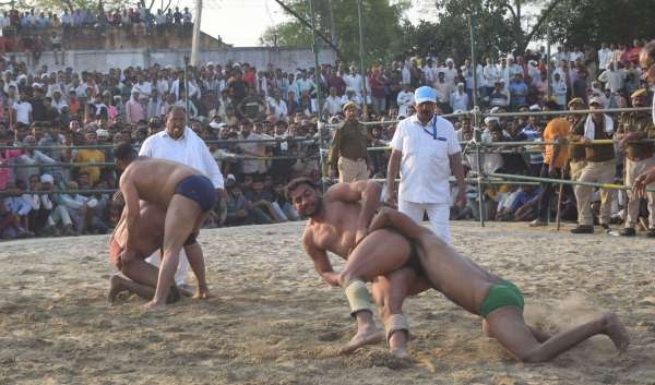 राजाखेड़ा के प्रसिद्ध चौथ के दंगल में देशभर के पहलवानों ने आजमाए दांव.... देखें तस्वीरें