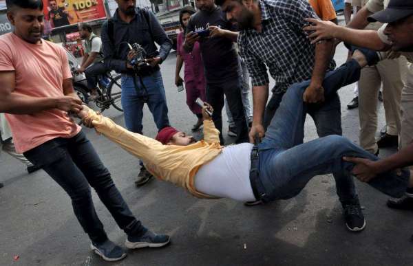 इस पार्टी ने इस कारण किया सड़क पर जोरदार हंगामा