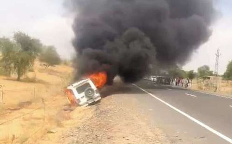 टक्कर के बाद बाइक और जीप में लगी आग, एक युवक की मौत