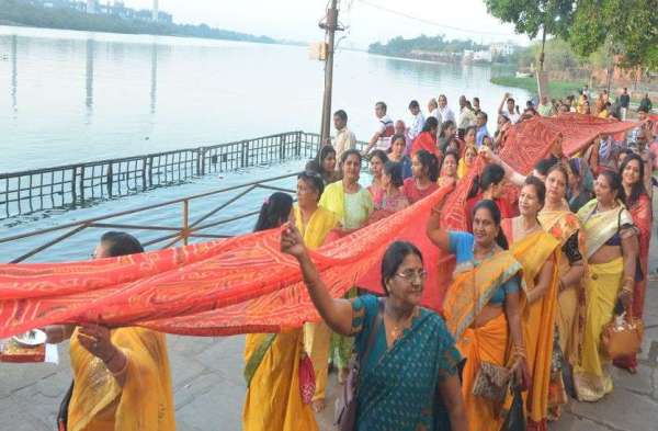 दीयों की रोशनी से झिलमिला उठा मां चंबल का तट