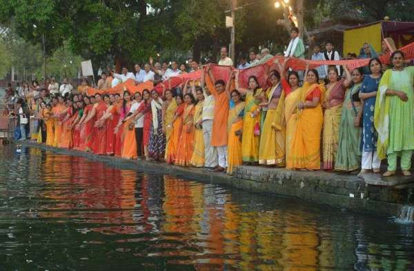 दीयों की रोशनी से झिलमिला उठा मां चंबल का तट