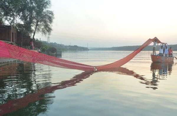 दीयों की रोशनी से झिलमिला उठा मां चंबल का तट