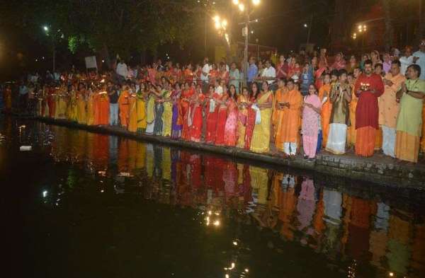 दीयों की रोशनी से झिलमिला उठा मां चंबल का तट