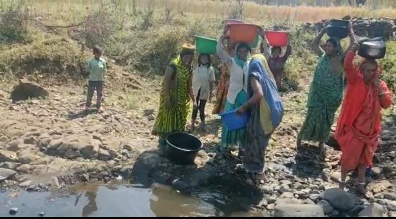 जल जीवन मिशन को ढिंढोरा,साफ पानी को तरह रहे आदिवासी ग्रामीण