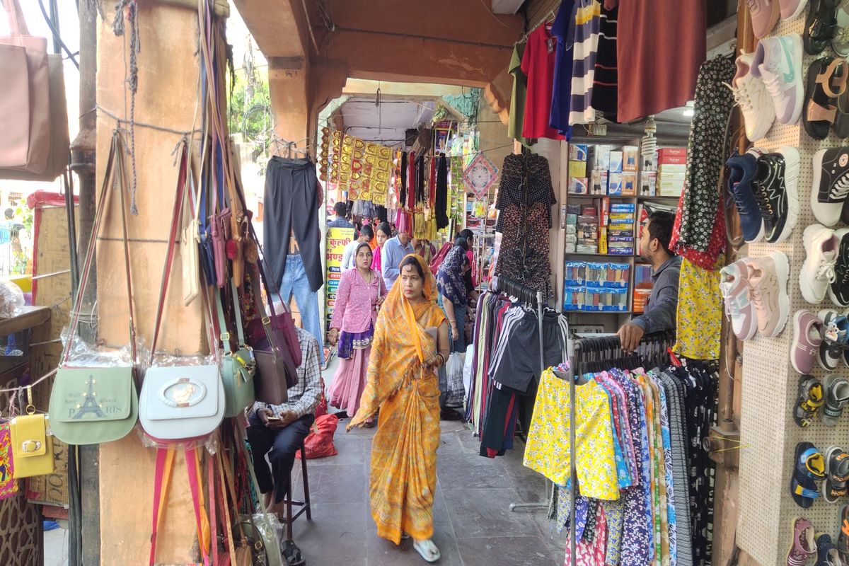 राजस्थान के इस शहर के बरामदों में दुकानें, बाजार की सड़क पर लगा रहता है जाम