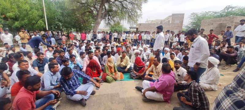 देर रात दो पुलिसकर्मी लाइन हाजिर, थाने से धरना उठाया