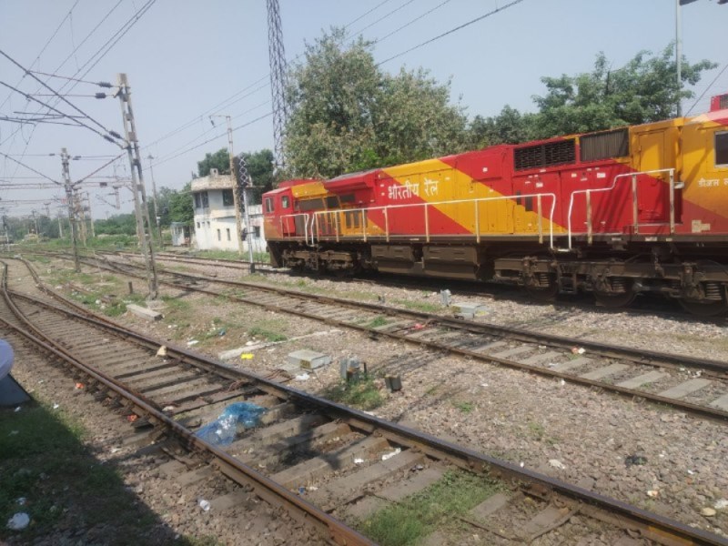 प्रेमिका को दोस्त के साथ आपत्तिजनक हालत में देख शराब पीकर ट्रैक पर लेटा युवक