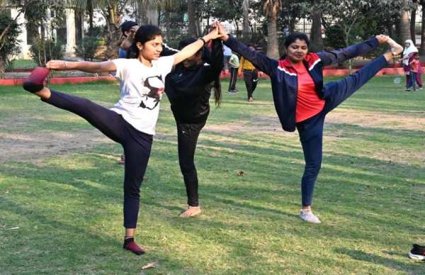 पत्रिका हमराह में ​योग करते युवा। 