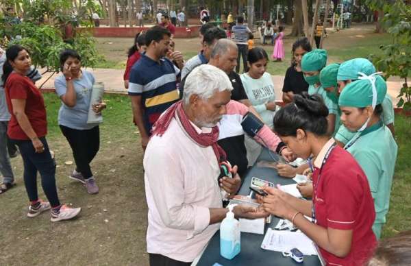 पत्रिका हमराह में ओम हॉस्पीटल की टीम स्वास्थ्य परीक्षण करते नागरिकों का। 