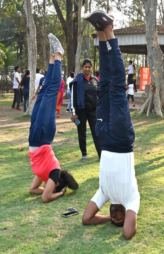 पत्रिका हमराह में ​योग करते युवा। 