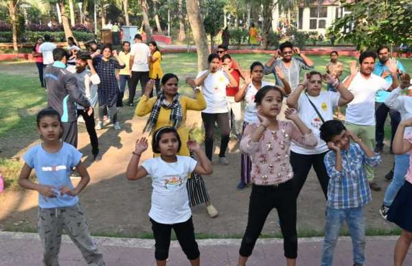 पत्रिका हमराह में जुम्बा करते नागरिक। 