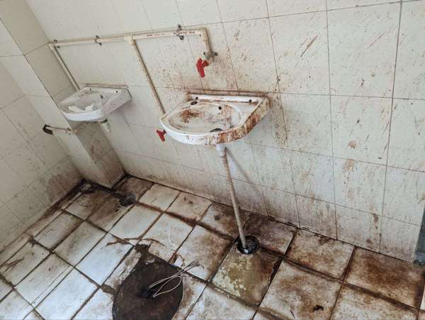 आप बच के रहना हां, यह अस्पताल ही है