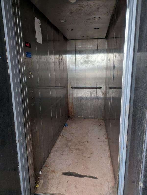 आप बच के रहना हां, यह अस्पताल ही है