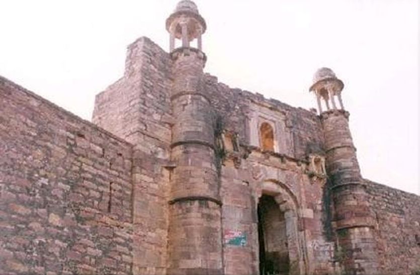 मध्यकाल से पहचान बनाए हुए है मंडरायल का किला