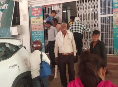 बड़ी संख्या में लोग बैंक पहुंच रहे हैं