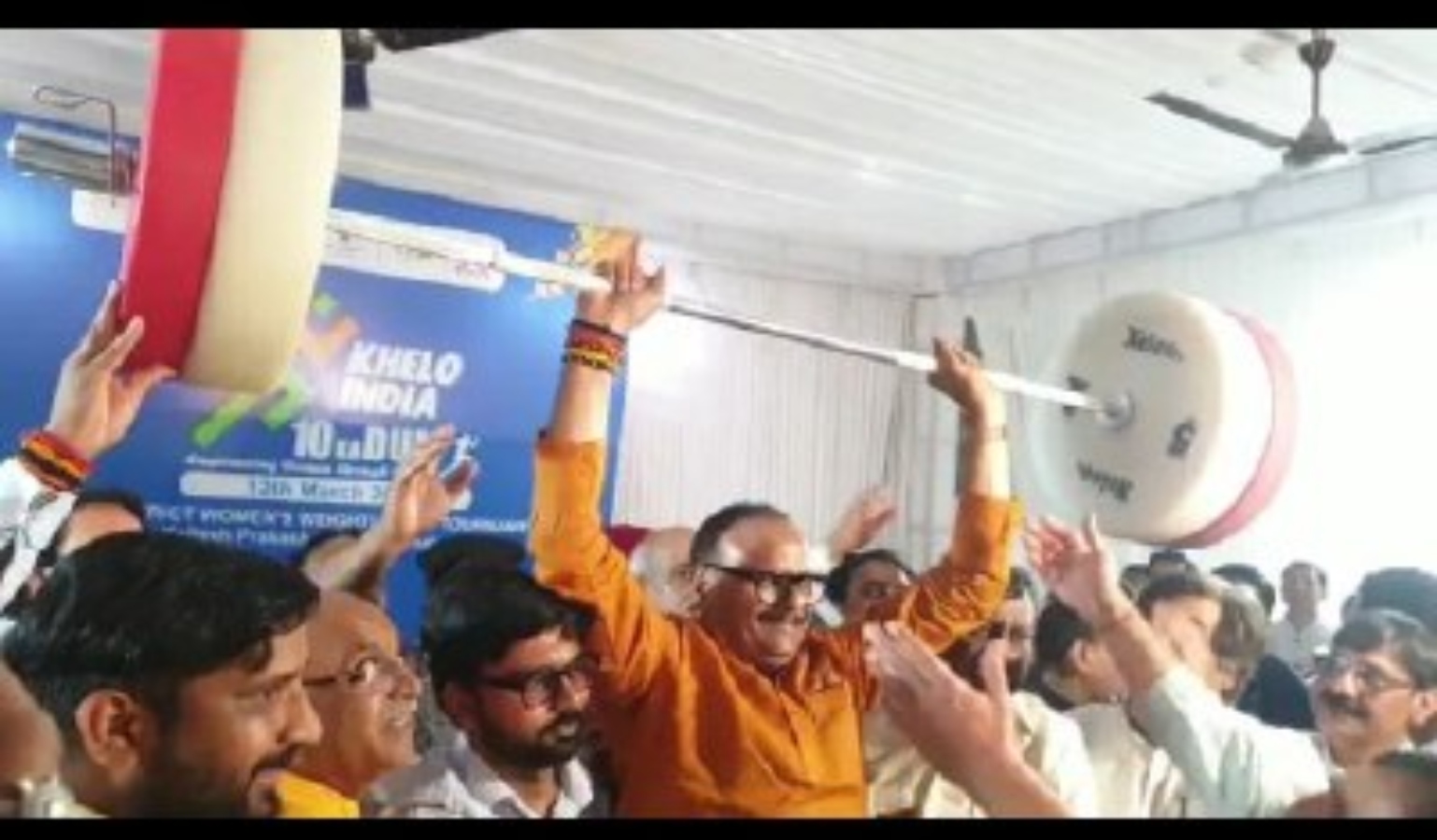 डिप्टी सीएम बृजेश पाठक ने मेरठ स्टेडियम में की वेटलिफ्टिंग, देखें वीडियो