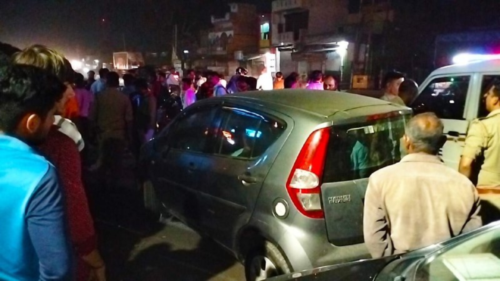 असिस्टेंट प्रोफेसर ने कार में पी शराब, फिर हुआ ऐसा हाल मचा हड़कंप, देखें वीडियो
