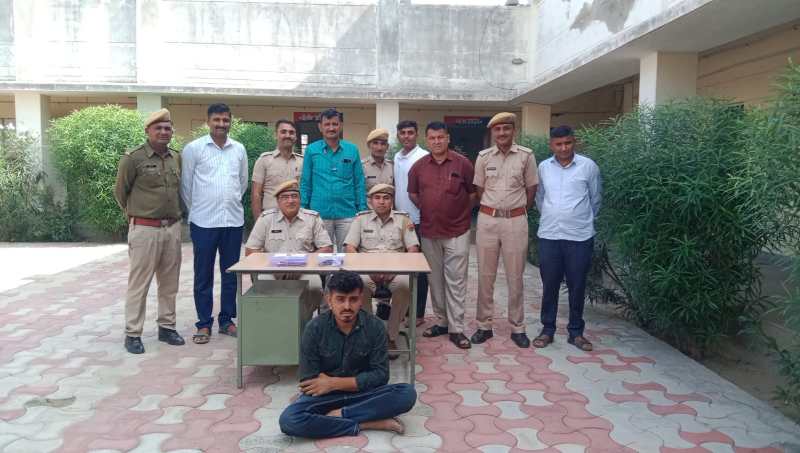 वांटेड बदमाश के घर दबिश, दो पिस्तौल व 6 कारतूस के साथ आरोपी गिरफ्तार