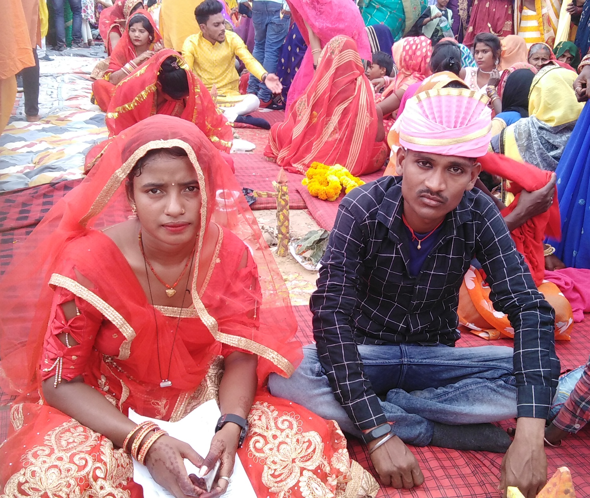 मुख्यमंत्री कन्यादान विवाह: नईगढ़ी में वधुओं को बांट दी फटी-पुरानी साडि़यां, जवा
में बिना अ ग्निकुंड के कराए सात फेरे…