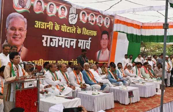 राजभवन मार्च पूर्व सभा को संबो​धित करती हुई छत्तीसगढ़ प्रभारी कुमारी सैलजा