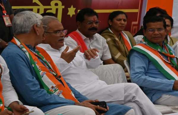 राजभवन मार्च पूर्व सभा में मुख्यमंत्री भूपेश बघेल औऱ मंत्री टी एस सिंहदेव चर्चा करते हुए साथ में प्रदेश कांग्रेस अध्यक्ष मोहन मरकाम