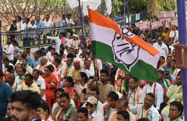 राजभवन मार्च पूर्व सभा में कांग्रेसजनों की भीड़