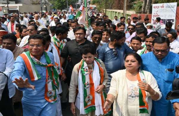 राजभवन मार्च में प्रदेश छत्तीसगढ़ प्रभारी कुमारी सैलजा और कांग्रेस अध्यक्ष मोहन मरकाम एवं कांग्रेसजन