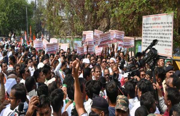 राजभवन मार्च में प्रदेश छत्तीसगढ़ प्रभारी कुमारी सैलजा और कांग्रेस अध्यक्ष मोहन मरकाम एवं कांग्रेसजन