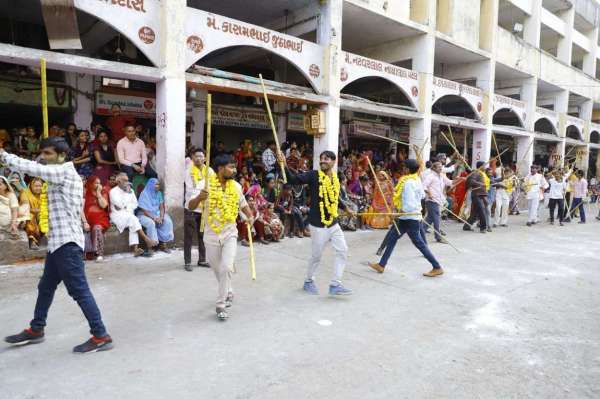 अहमदाबाद में गेर ने जमाया आकर्षण, जमकर नाचे लोग