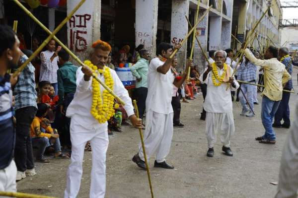 अहमदाबाद में गेर ने जमाया आकर्षण, जमकर नाचे लोग