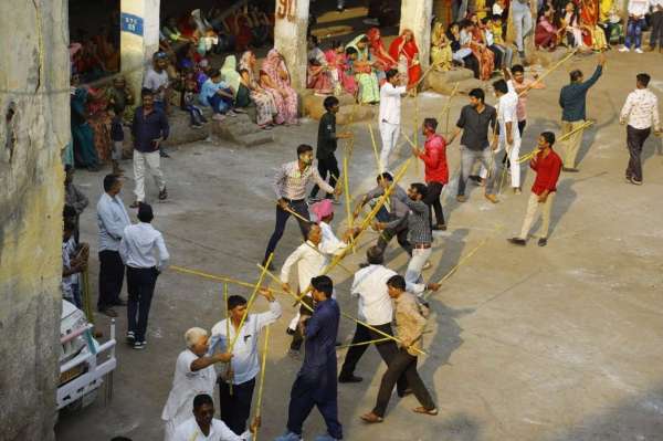 अहमदाबाद में गेर ने जमाया आकर्षण, जमकर नाचे लोग