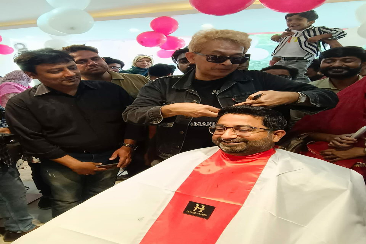 जावेद हबीब ने दानिश आजाद अंसारी की हेयर कटिंग की