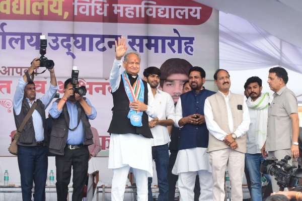 at university black flag to cm