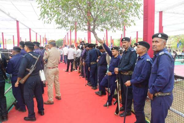 at university black flag to cm