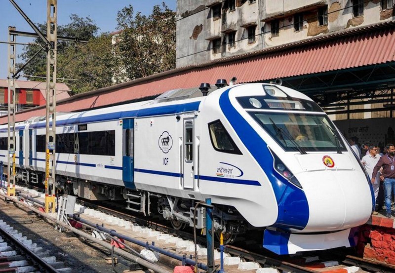 aluminium_made_vande_bharat_train.jpg