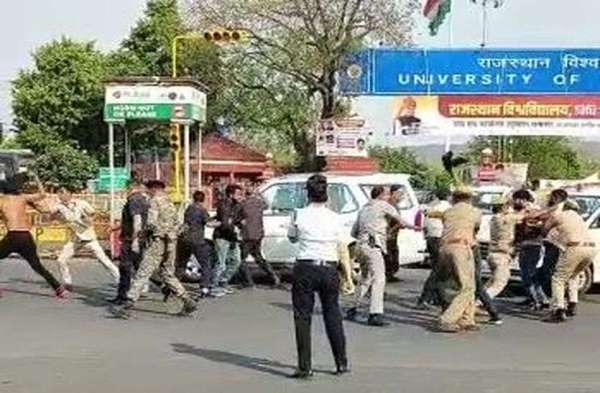 ABVP workers stopped CM's convoy, showed black flags