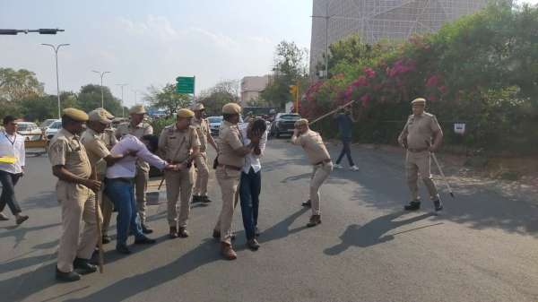 ABVP workers stopped CM's convoy, showed black flags