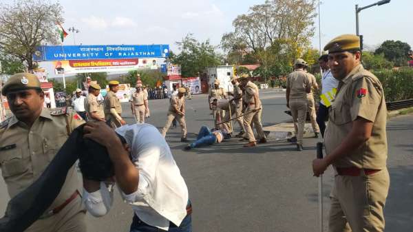 ABVP workers stopped CM's convoy, showed black flags