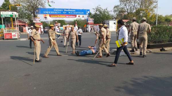 ABVP workers stopped CM's convoy, showed black flags